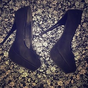 Black Charlotte Russe Pumps!